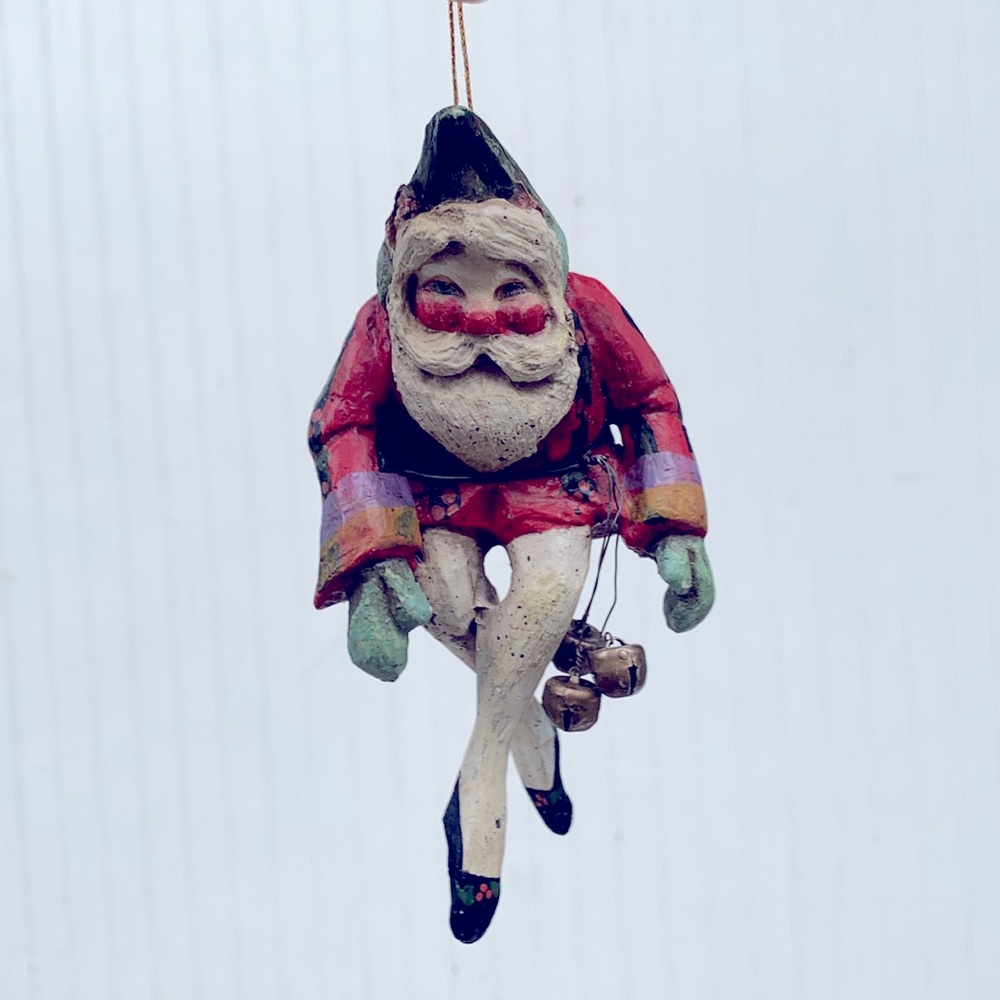 House of Hatten Santa elve sitting ornament